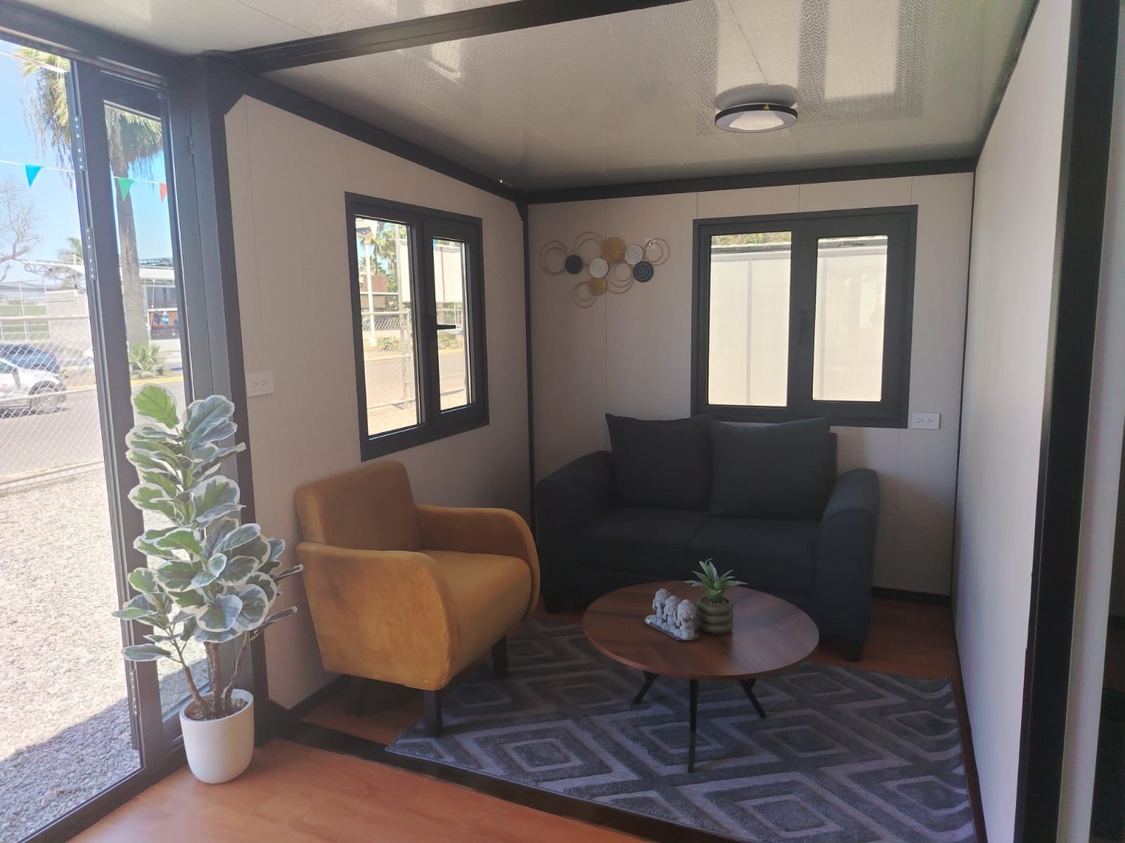 Sala amueblada de la casa modular COUVA 6×6